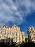 城市高层住宅与蓝天白云