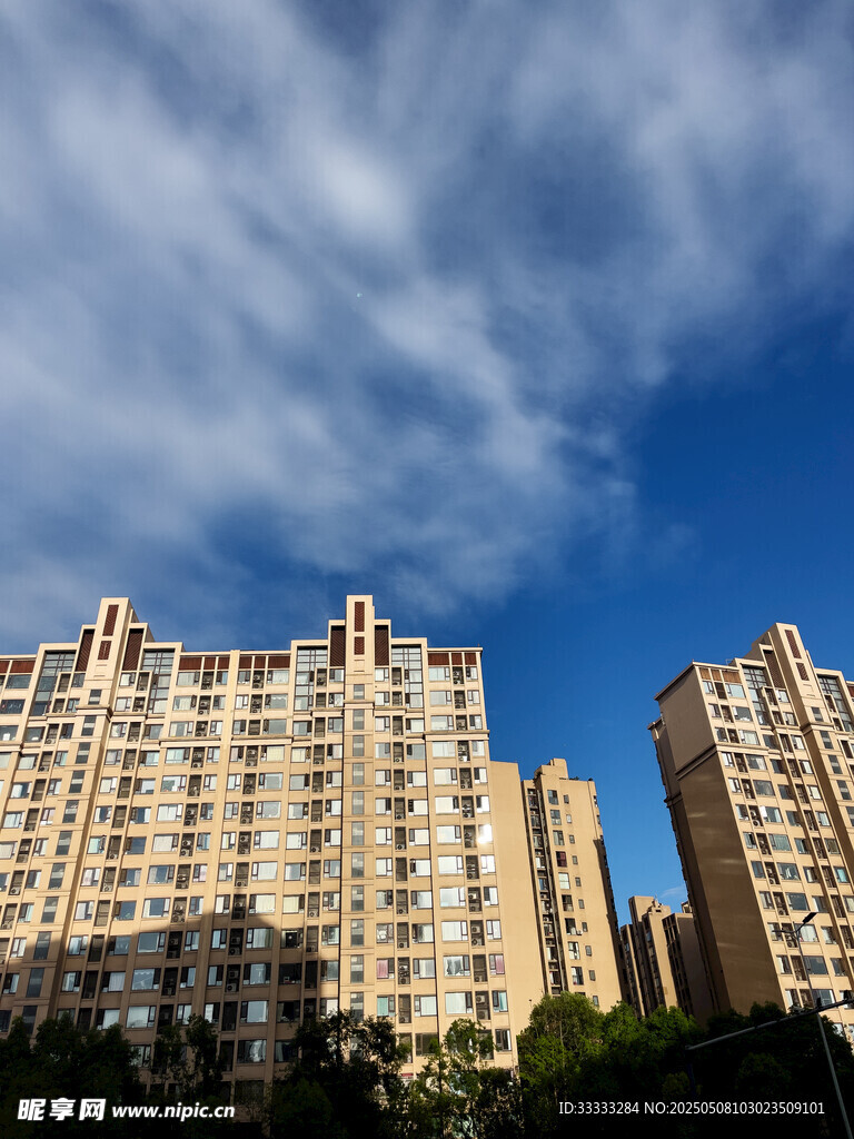 城市高层住宅与蓝天白云