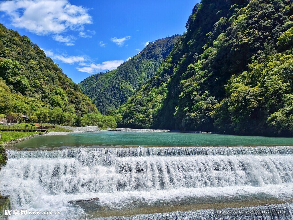山间瀑布下的碧绿湖水