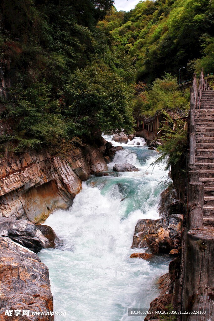山间湍急溪流与石砌步道