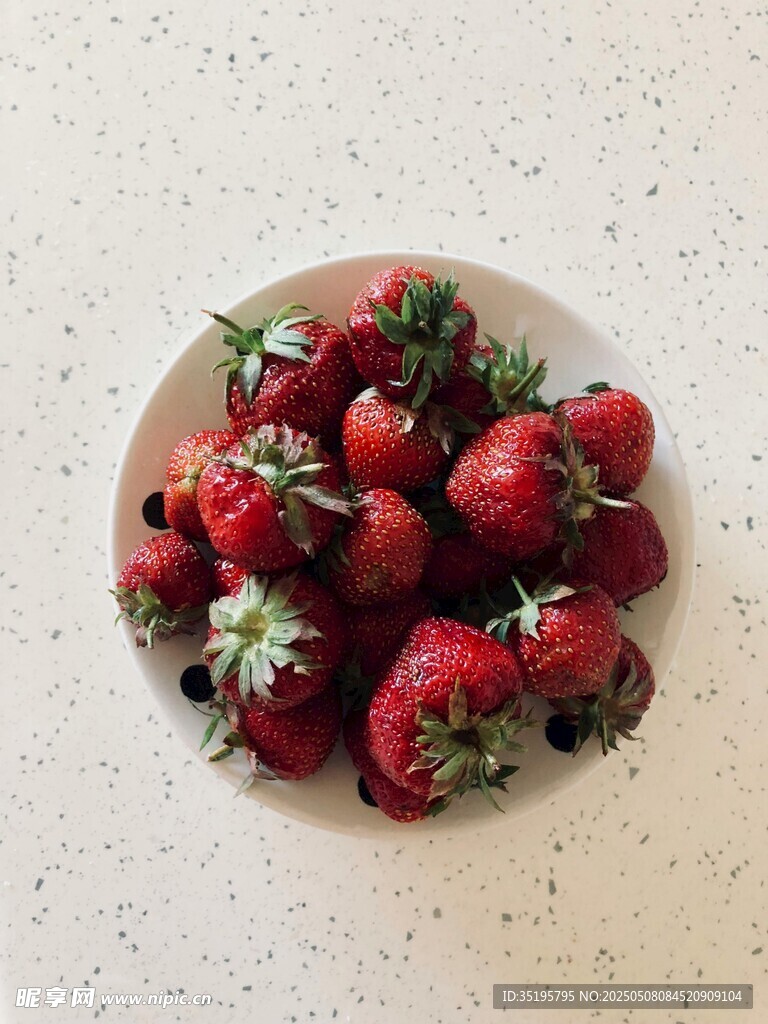 盘中新鲜草莓色泽诱人