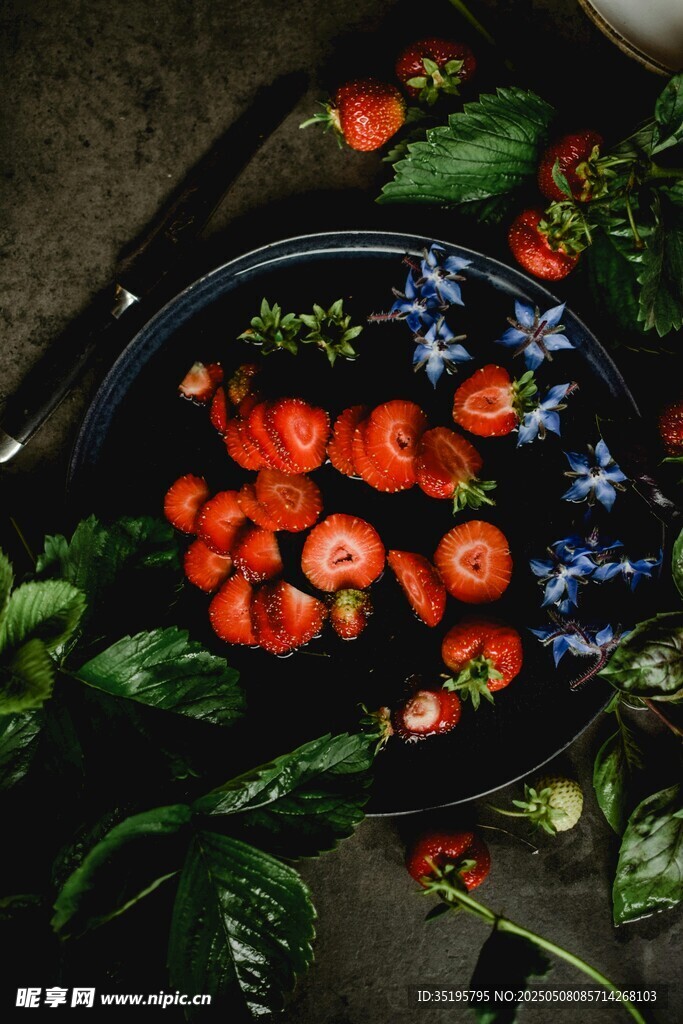 盘中鲜番茄与翠绿蔬菜