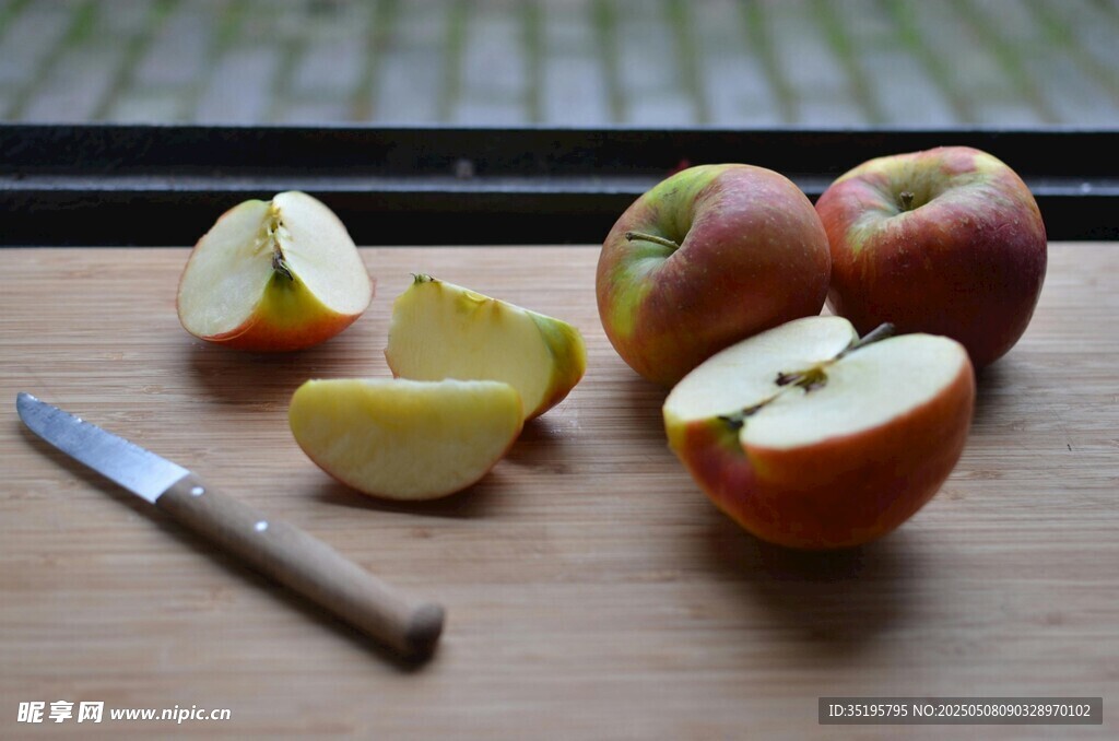 案板上的鲜切苹果与刀具