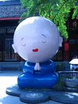 蓝色小和尚雕塑坐于户外