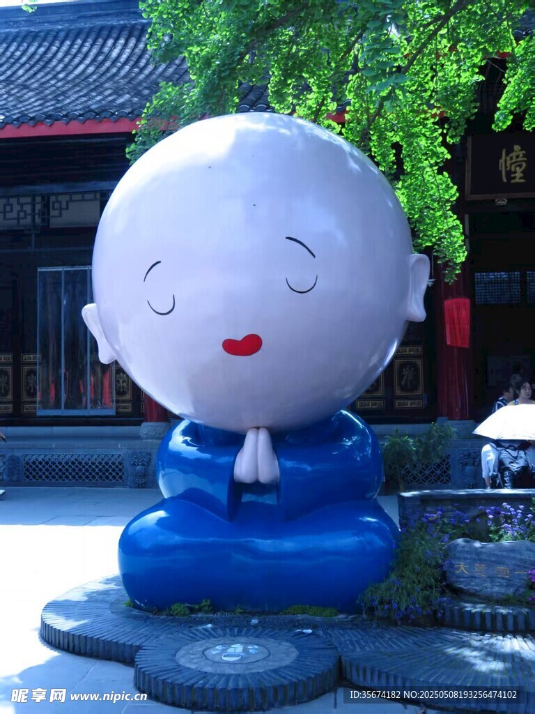 蓝色小和尚雕塑坐于户外