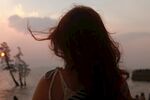 海边背影女子的浪漫黄昏时刻