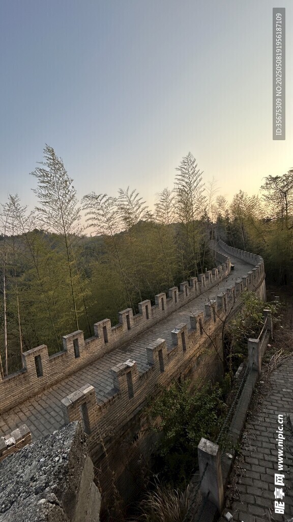 蜿蜒山间护栏景观