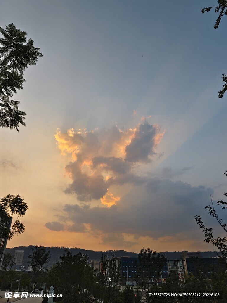 夕阳下的城市与绚丽云彩