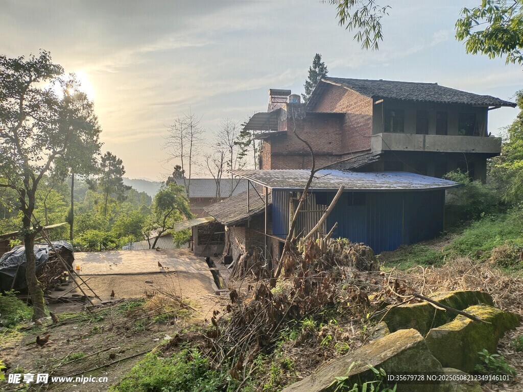 乡村小屋坐落于自然间