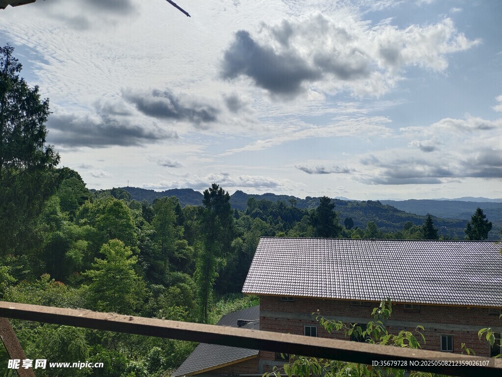 山林间的屋顶与蓝天白云