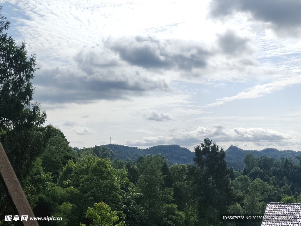 山林之上的蓝天白云美景