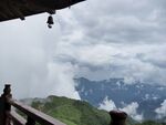 山间观景台眺望云雾山峦