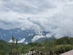 山间云雾缭绕的秀丽景致
