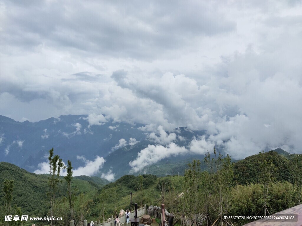 山间云雾缭绕的秀丽景致