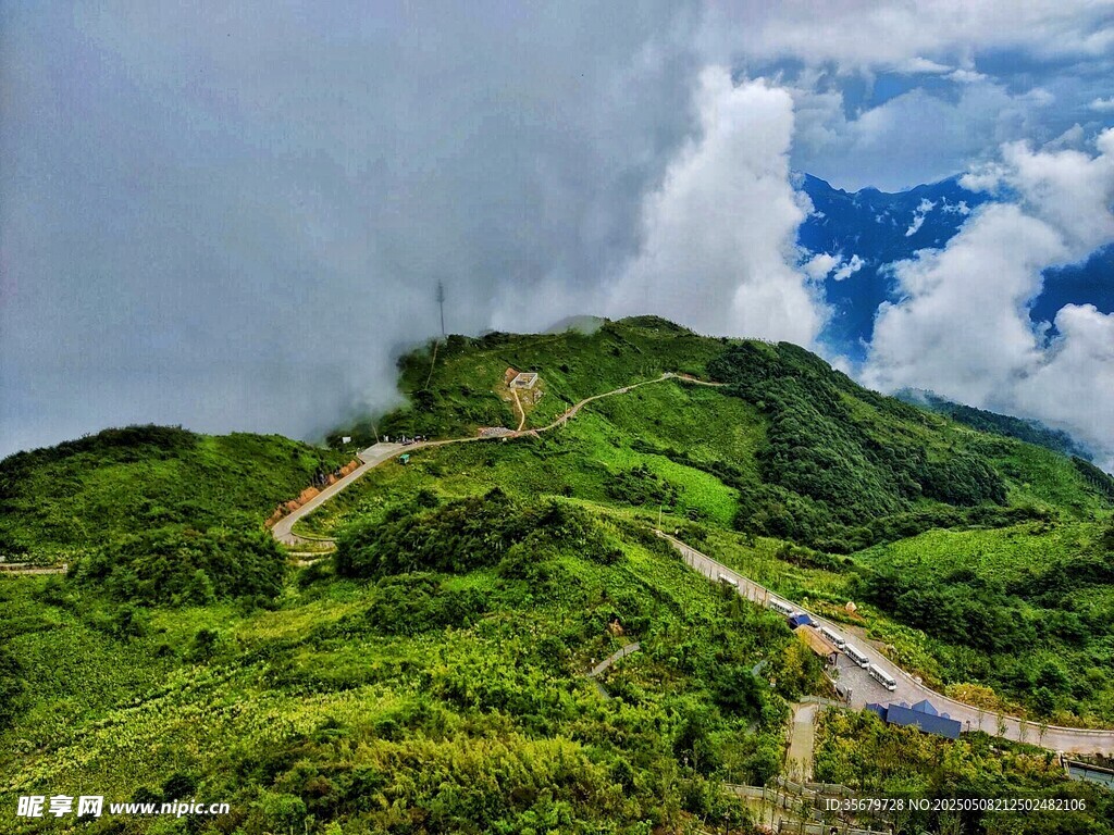 山间蜿蜒公路 绿意盎然