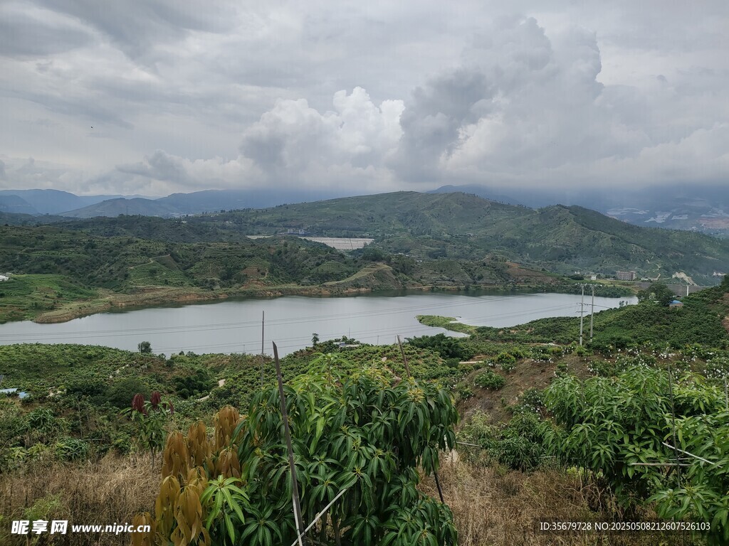 山间湖泊风景