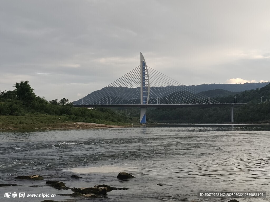河畔斜拉桥风景