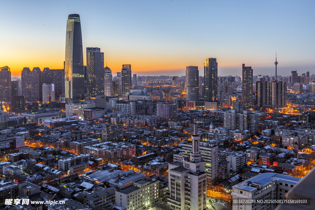 城市黄昏天际线繁华景象