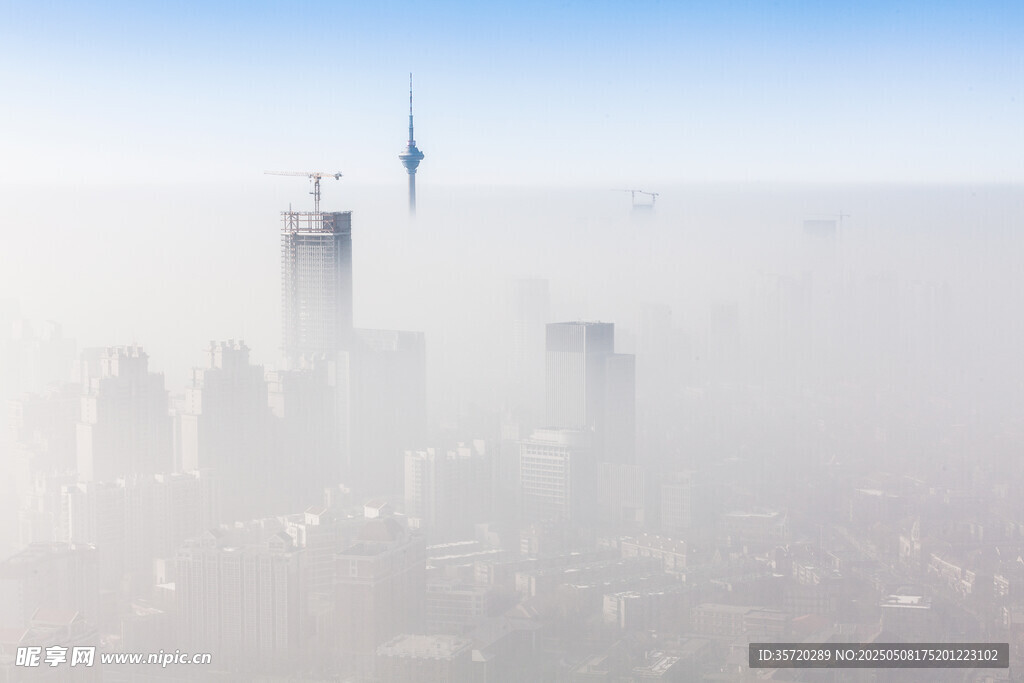 雾中城市高楼景观