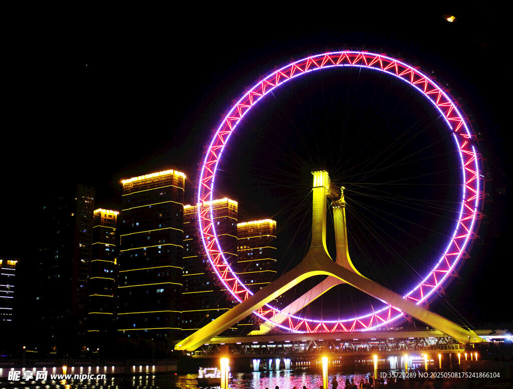 璀璨夜景中的绚丽摩天轮