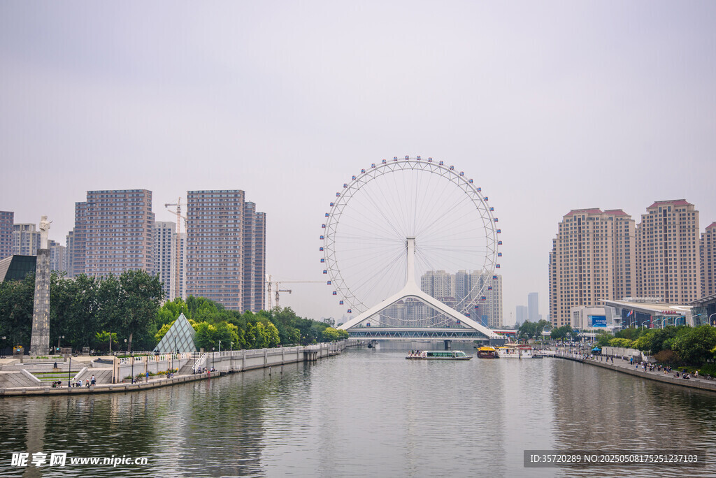 河畔摩天轮与城市天际线