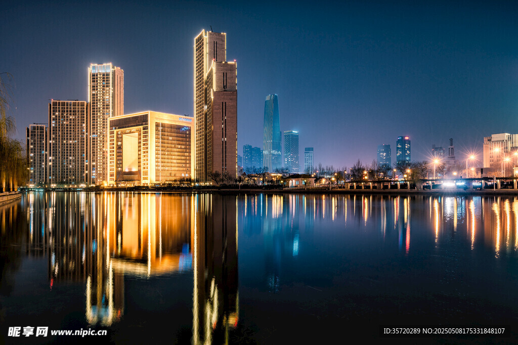 城市夜景湖畔璀璨建筑群