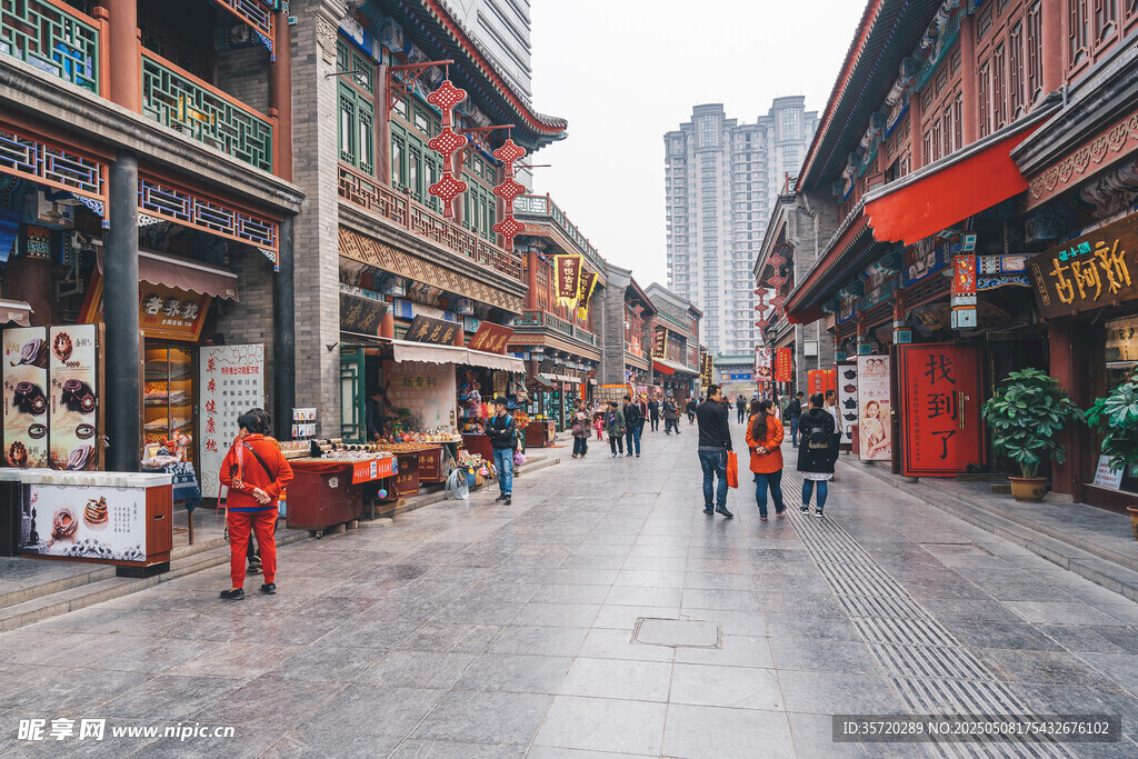 古街行人漫步景象