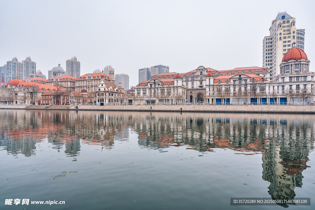 河畔欧式建筑倒影美景