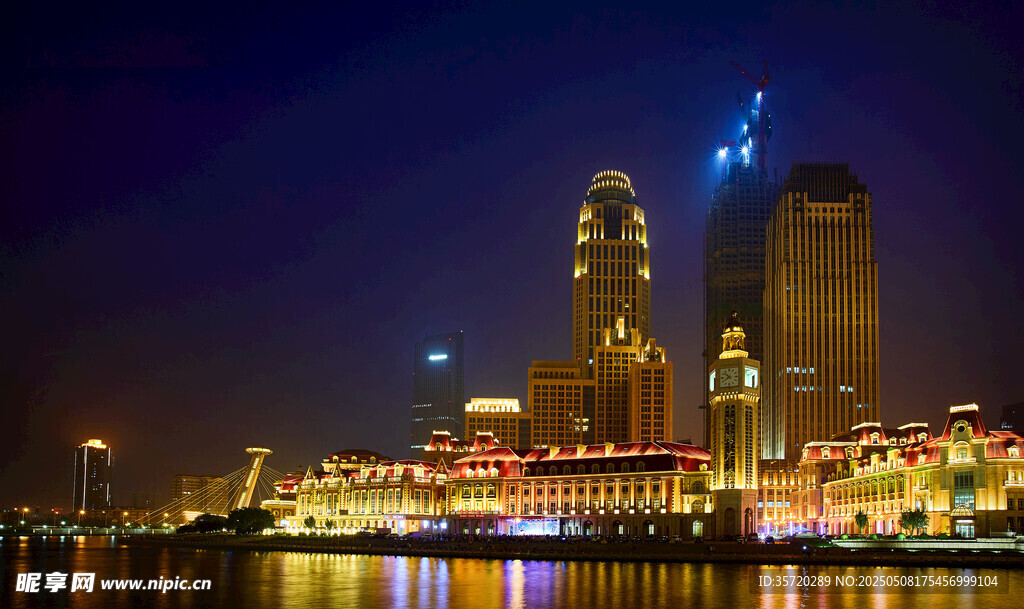璀璨夜景下的城市天际线