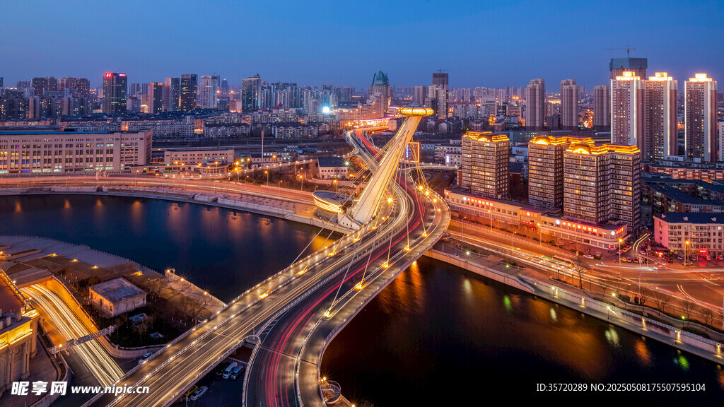 城市夜景中的繁华立交桥