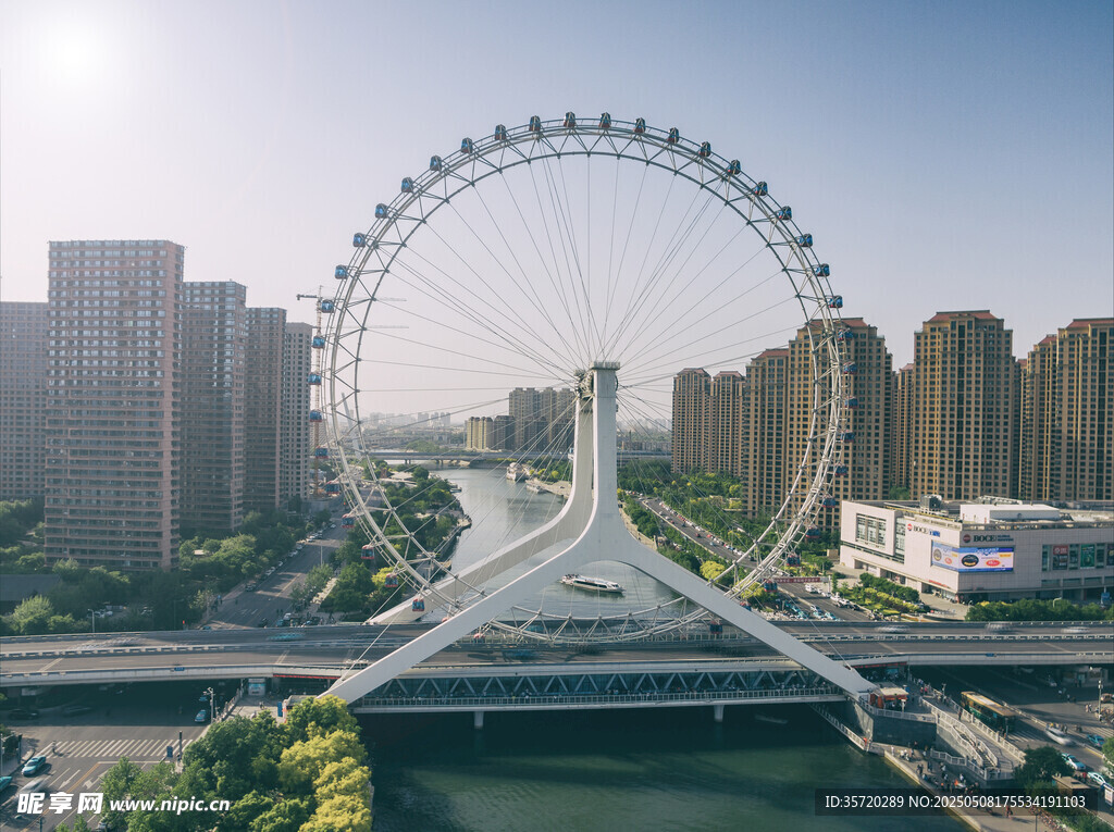 城市中的巨型摩天轮景观