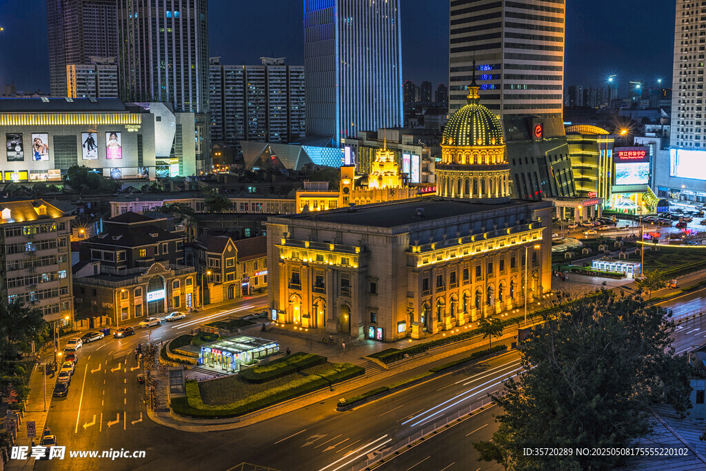 城市夜景中的璀璨建筑