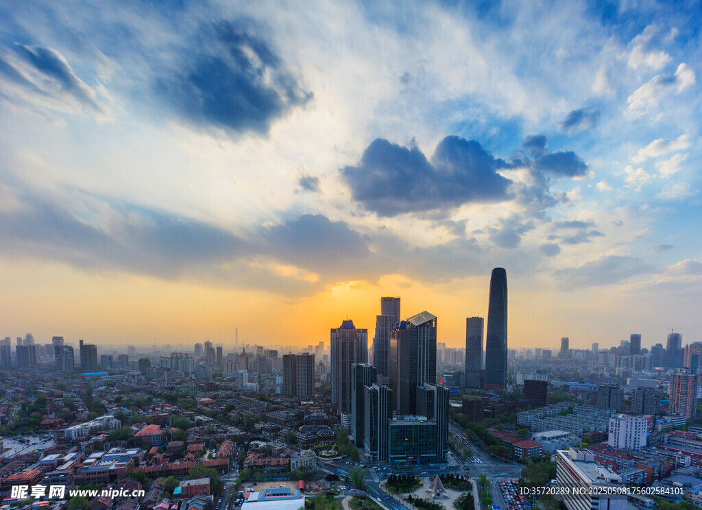 城市日落天际线壮丽景观