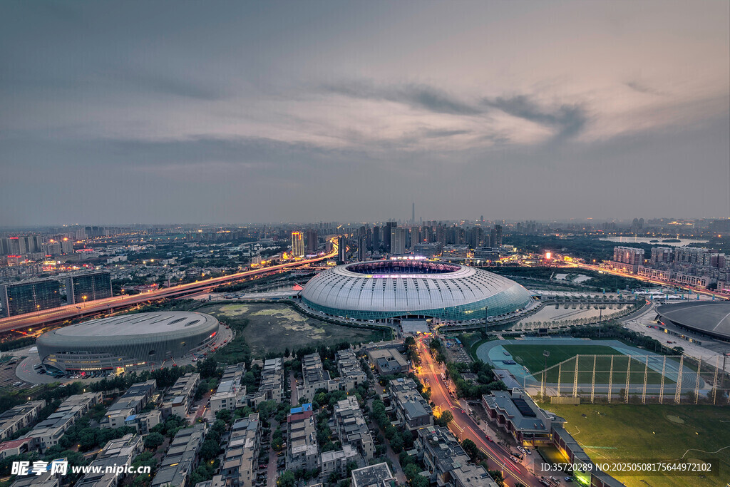 城市体育场夜景俯瞰图