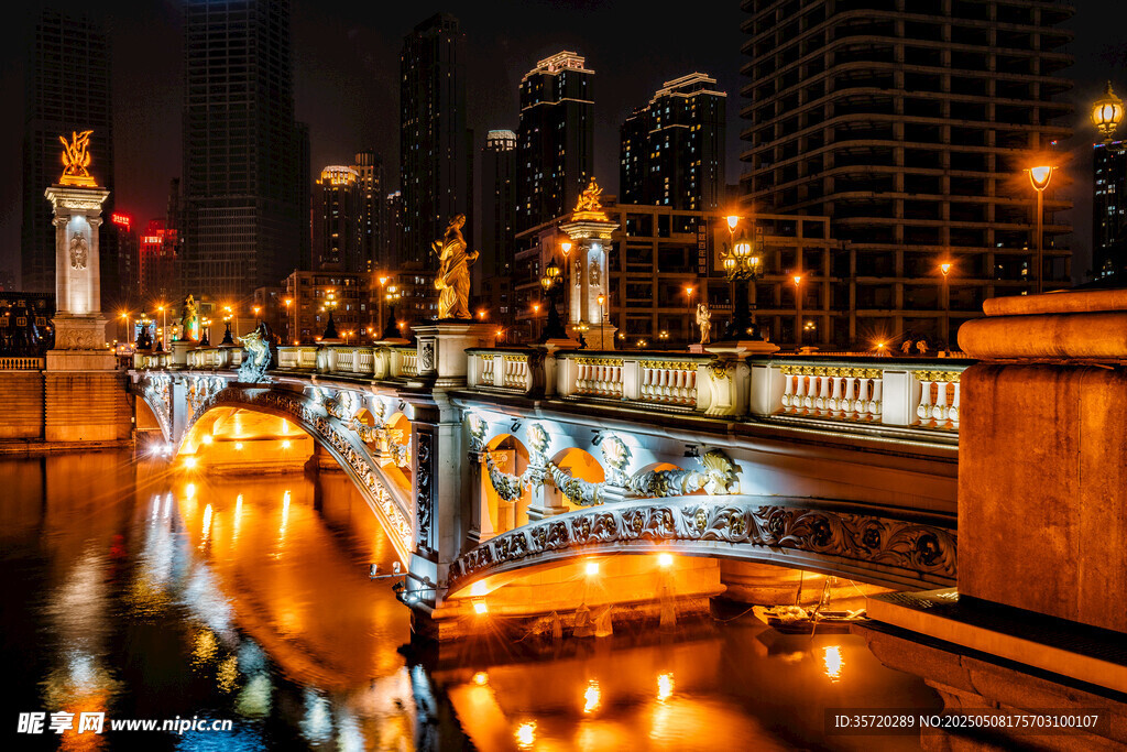 城市夜景中的璀璨桥梁