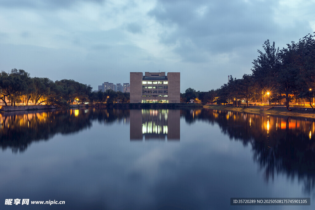 湖畔建筑夜景倒影之美
