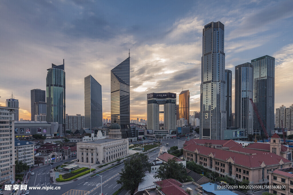 城市天际线的黄昏美景