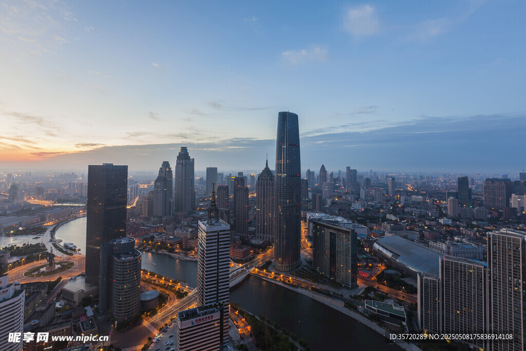城市天际线黄昏美景