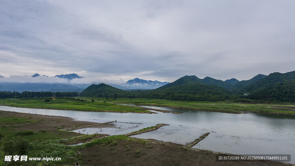 宁静河畔田园风光美景