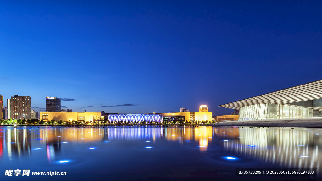 城市夜景湖畔建筑倒影