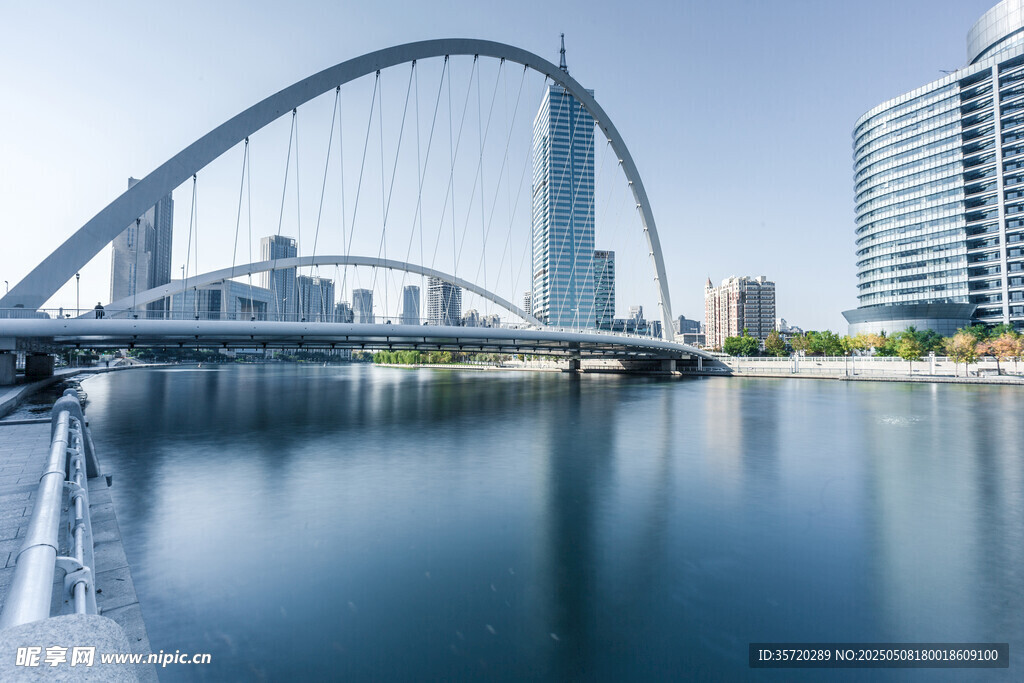现代城市中的拱形桥梁景观