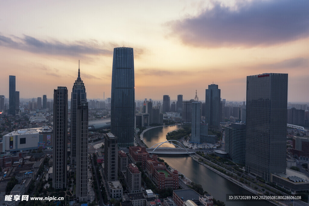 黄昏下的繁华都市天际线