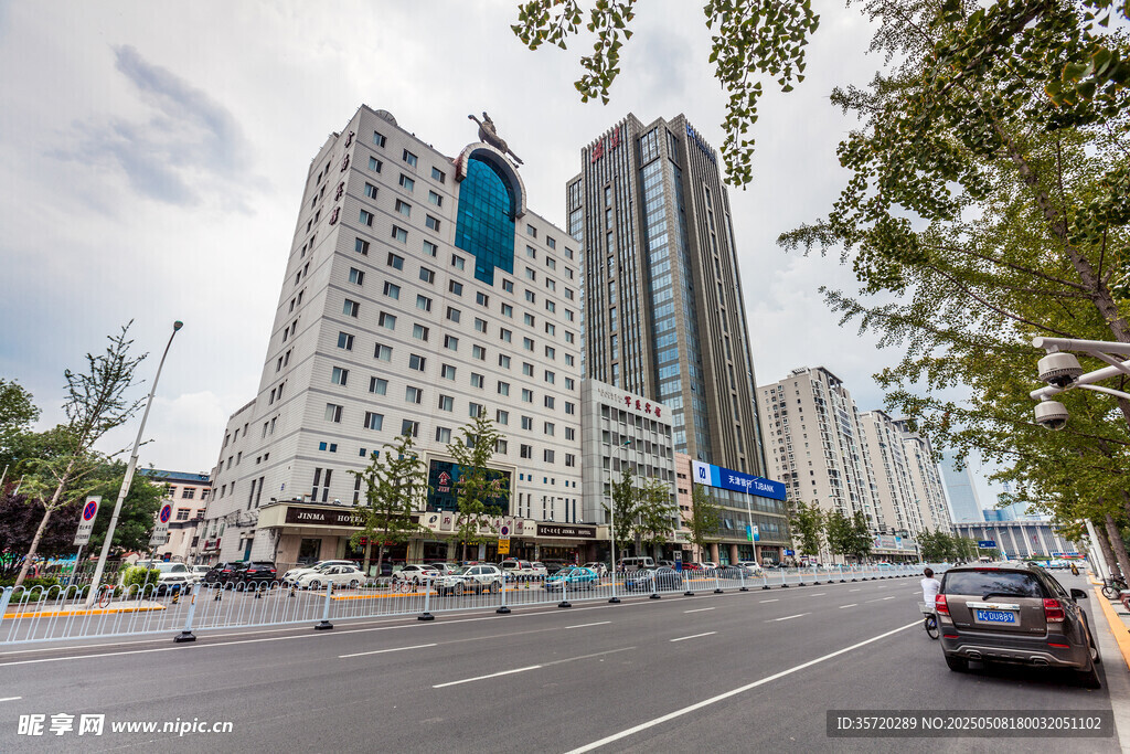 城市街道旁的高楼建筑
