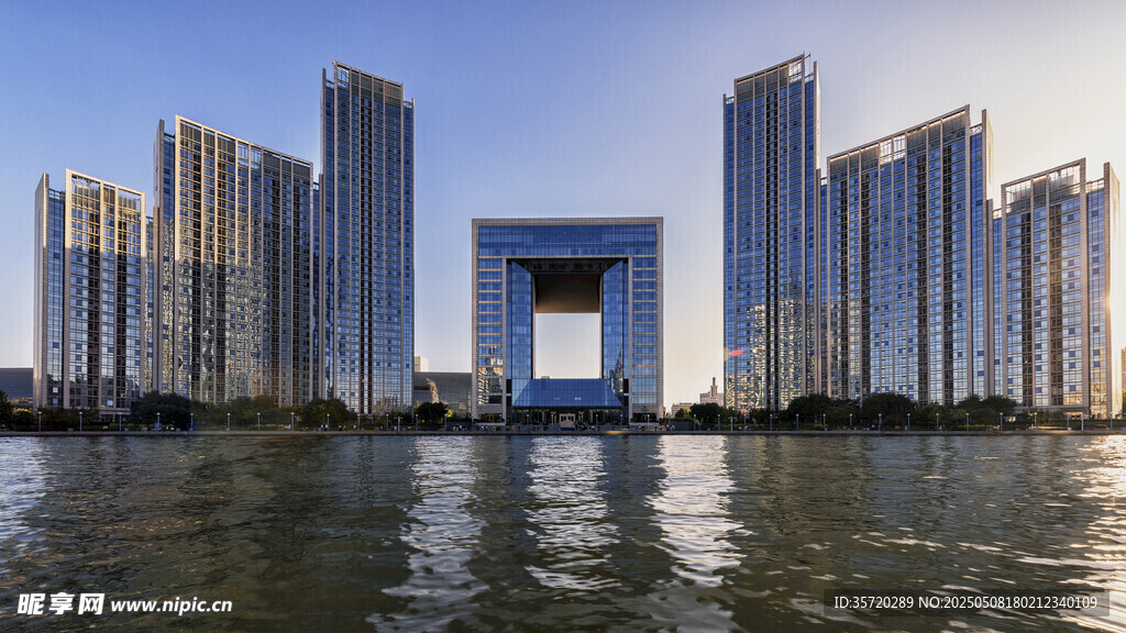 河畔高楼林立的城市景观