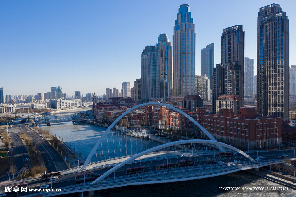 现代都市桥梁与摩天大楼景观