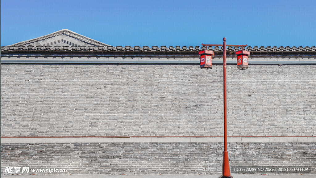 中式红杆配灰墙古建筑
