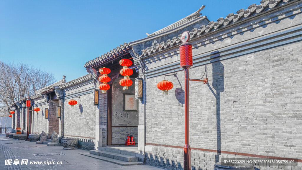 古巷红灯笼装点的中式建筑