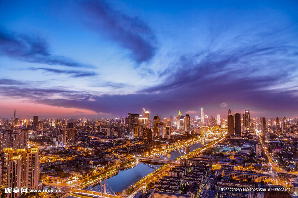 城市璀璨夜景俯瞰图