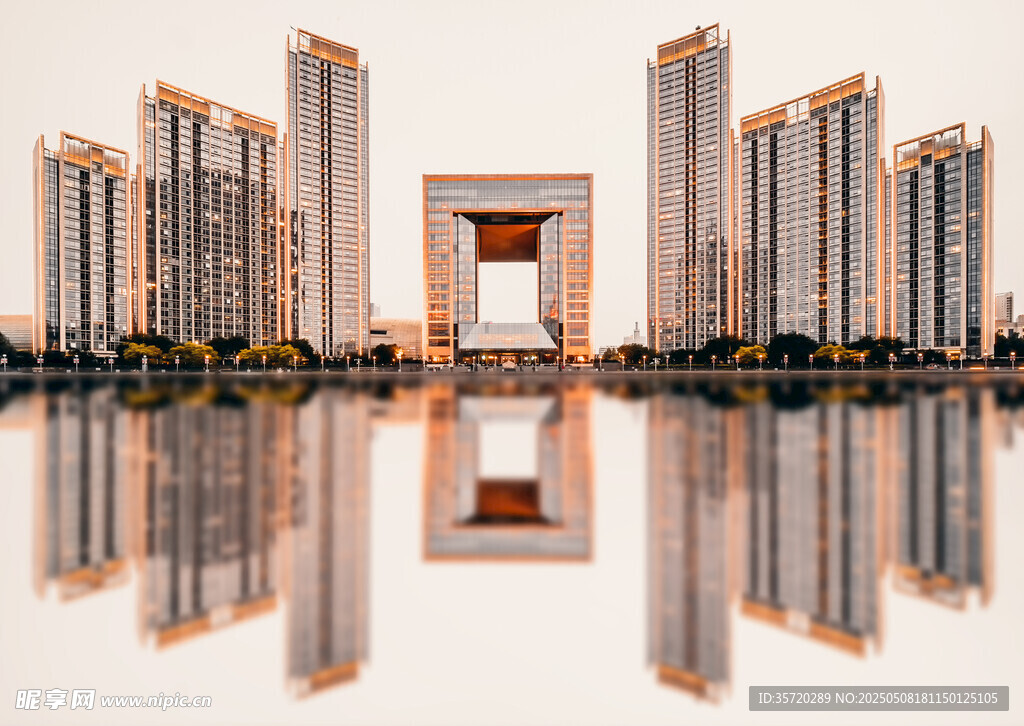 现代都市建筑群倒影景观