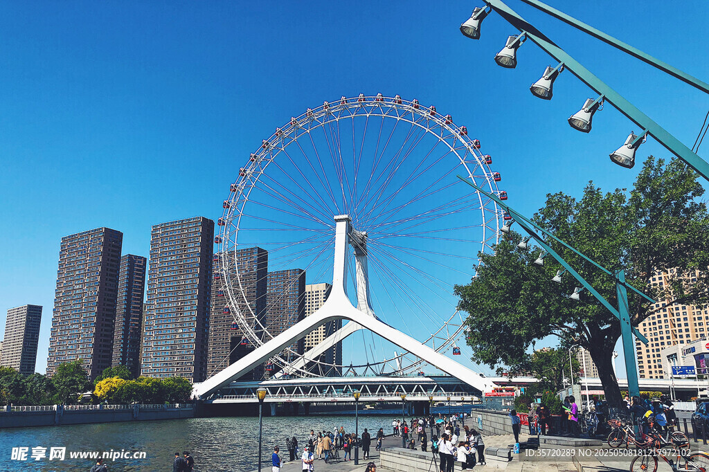 城市河畔的摩天轮景观